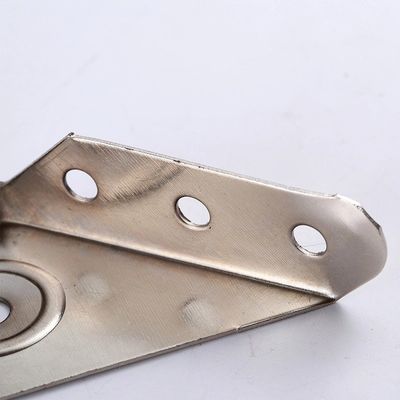 Stempelprozess Eckspangen aus Edelstahl