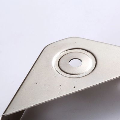 Stempelprozess Eckspangen aus Edelstahl